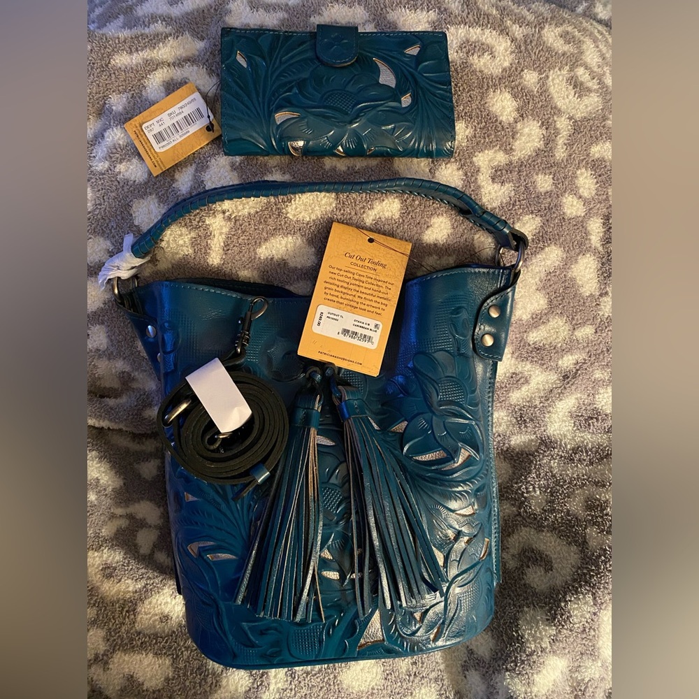 NWT-🌷Patricia Nash Octavia  bag & matching wallet. Crossbody with cutouts.
